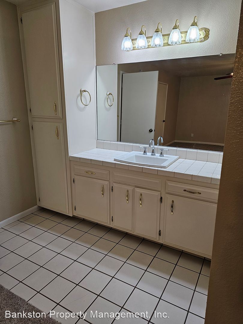 1556 East Coelho Avenue