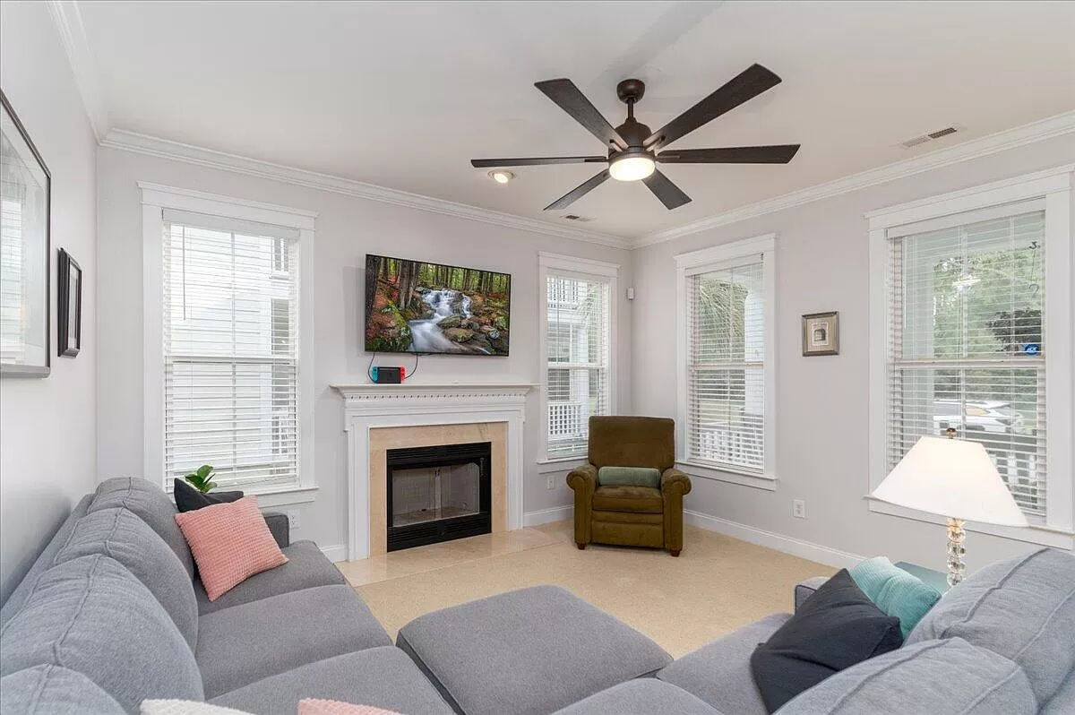 570 West 10th Street, Unit 22